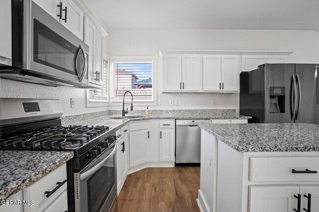 Building Photo - 11025 Bullseye St