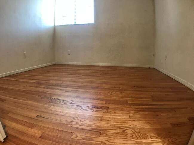 Building Photo - BEAUTIFUL WOOD FLOORS IN THIS- 5 BED 2 BATHROOM- Includes maid service