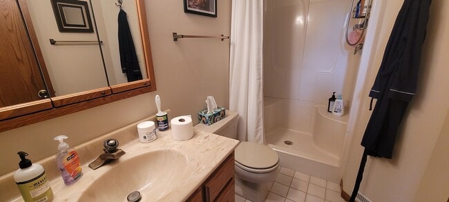 Building Photo - 3 Bedroom 2 Bath Home - Fully Furnished
