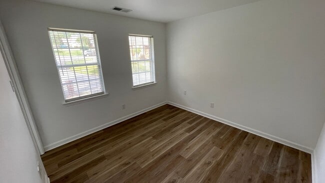 Building Photo - Beautiful 3 Bed / 2.5 Bath home in WLR!