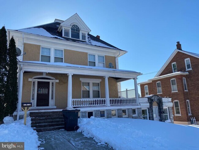 Building Photo - 454 Walnut St