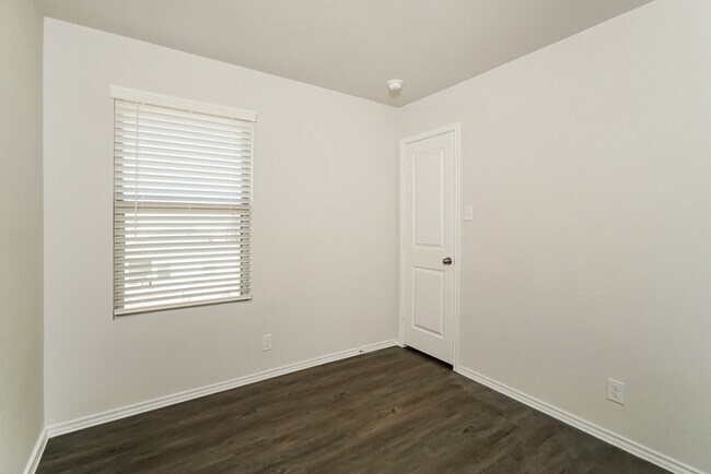 Building Photo - 9422 Somers Bend
