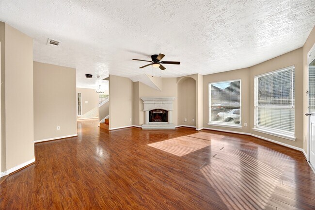 Building Photo - 15014 Middle Oaks Blvd