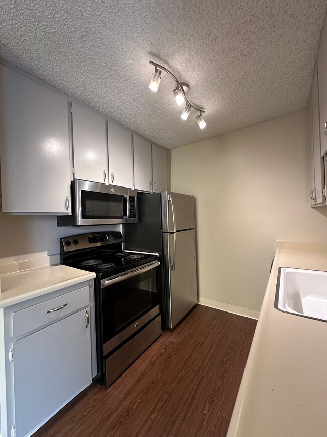 Building Photo - Camellia Court Apartments