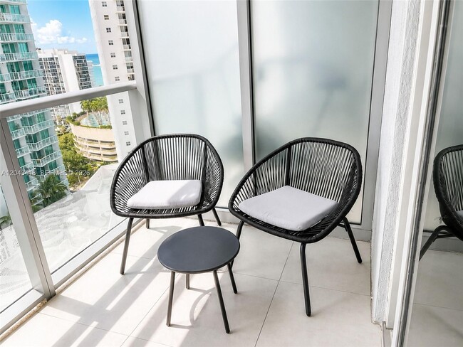 Building Photo - 1300 Brickell Bay Dr
