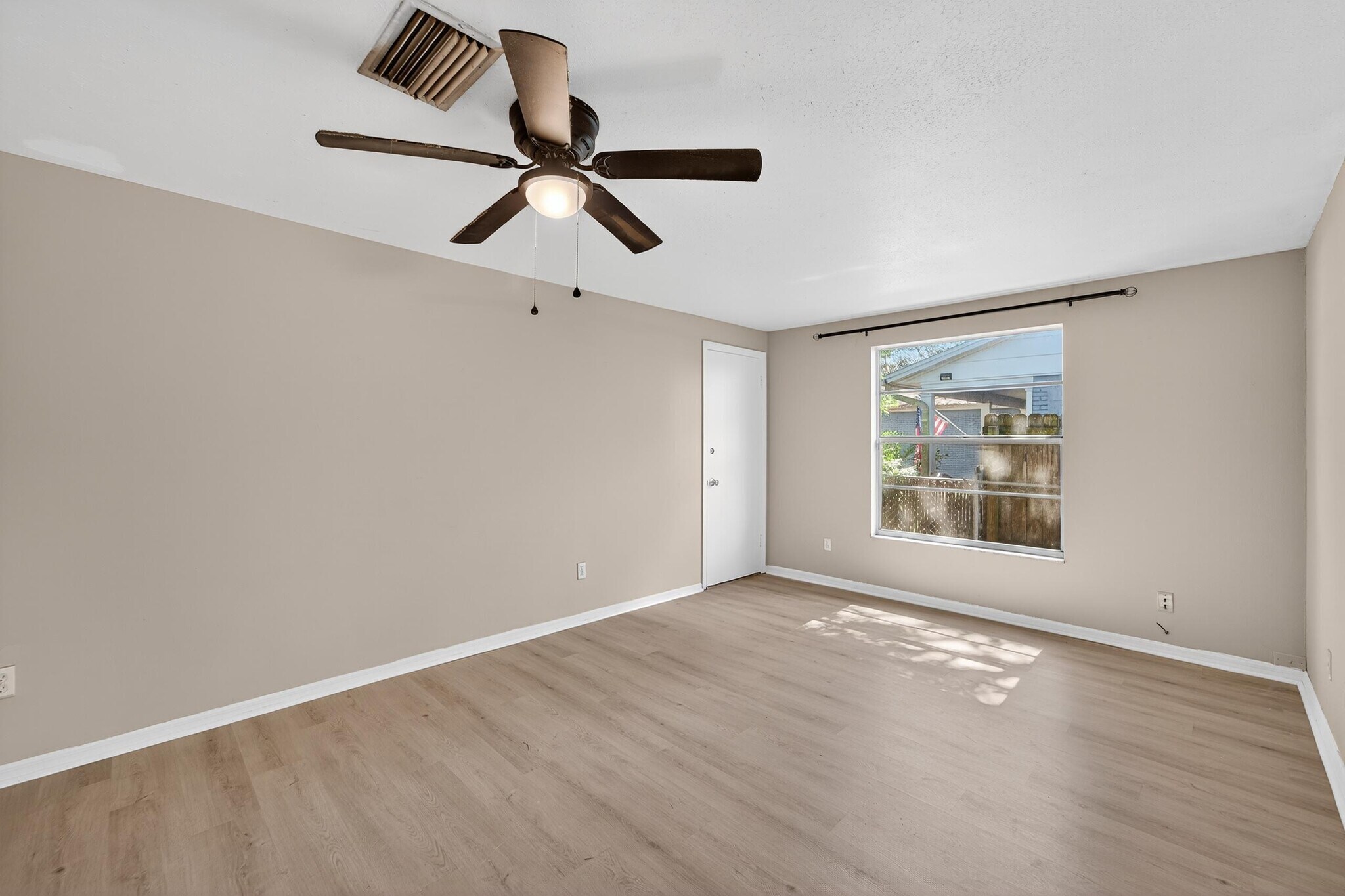 Building Photo - 1712 Village Ct