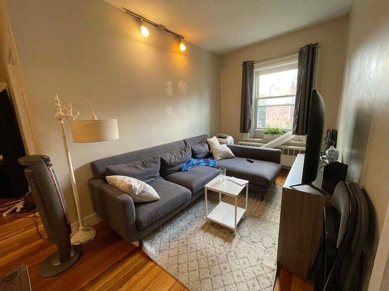 Building Photo - 437 Hanover St