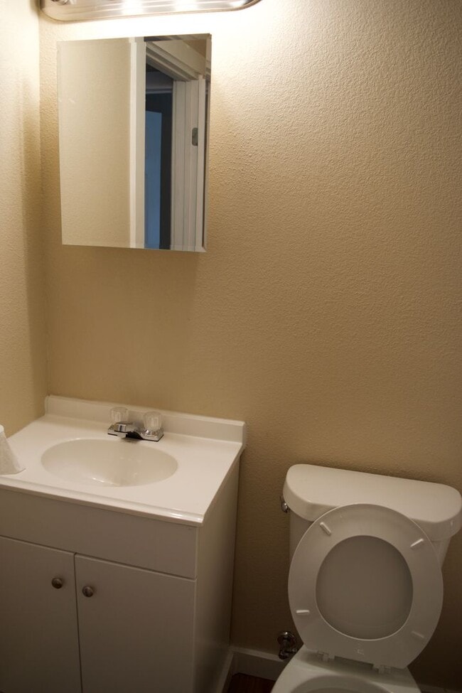 Building Photo - Beautifully Updated 3-Bedroom Home Near Downtown