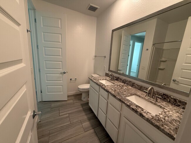Building Photo - 327 W Tamarack Dr
