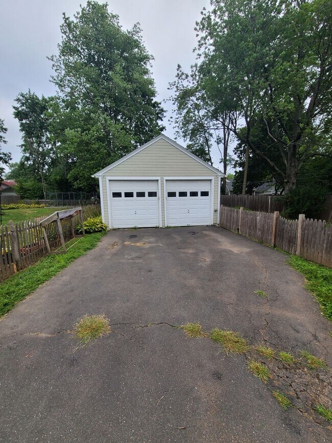 Building Photo - 3 Bedroom Single Family