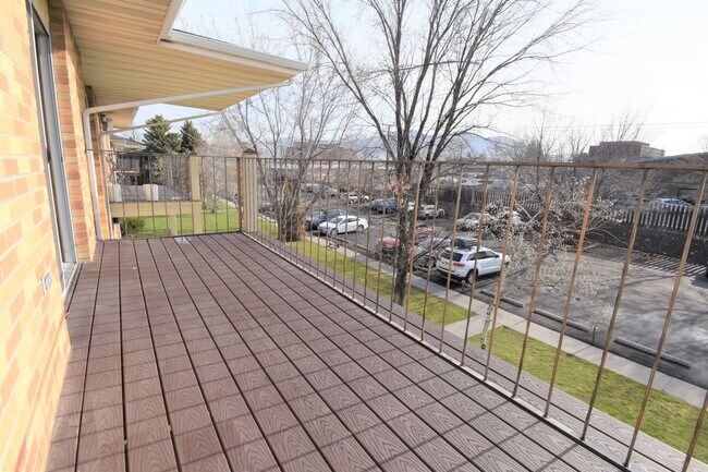 Building Photo - Top Floor Large 2 bedroom 1 bathroom apart...