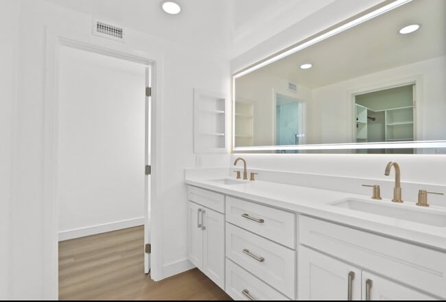 Building Photo - 21525 Vía Pepita