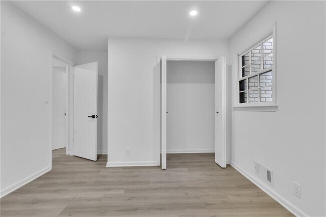 Building Photo - 3296 Columbia Woods Dr