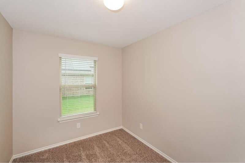 Building Photo - 1526 Woodlake Dr