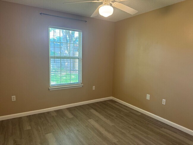 Building Photo - 4 BED / 2 BATH CENTRALLY LOCATED IN FORT WALTON BEACH