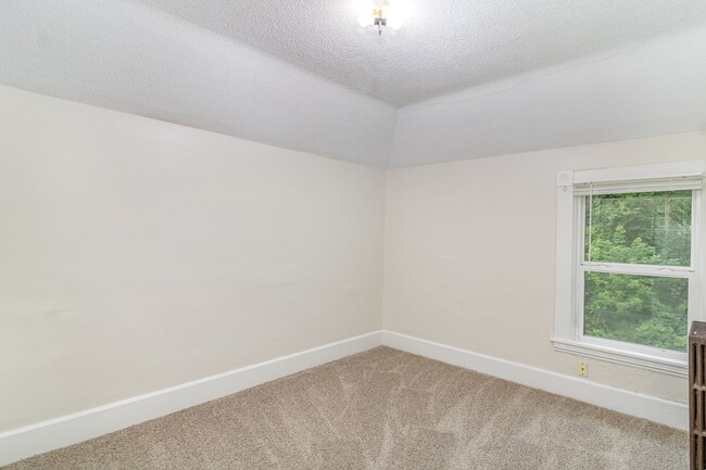 Building Photo - Charming 3 Bedroom | 1 Bathroom