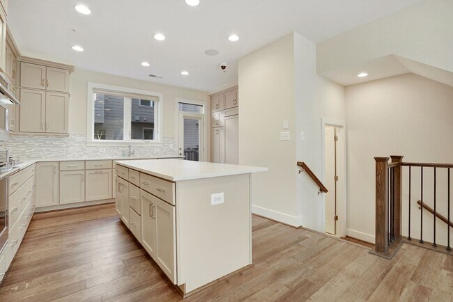 Building Photo - 3 Bed 3.5 Bath - Bethesda Montgomery Row Townhouse - Move in Ready