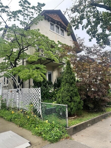 Building Photo - 409 W 261st St