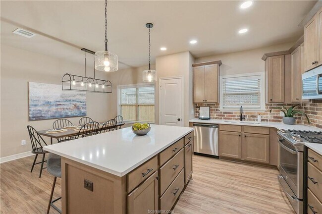 Building Photo - 4 Bedroom, 2 Bath in Dove Crossing Subdivi...