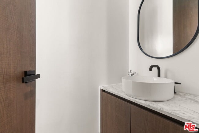 Building Photo - 843 Mariposa Ave