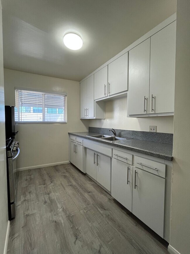 Building Photo - MOORPARK (14938) APT