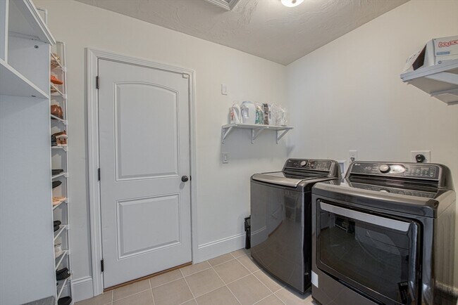 Building Photo - 35 Metacomet Rd