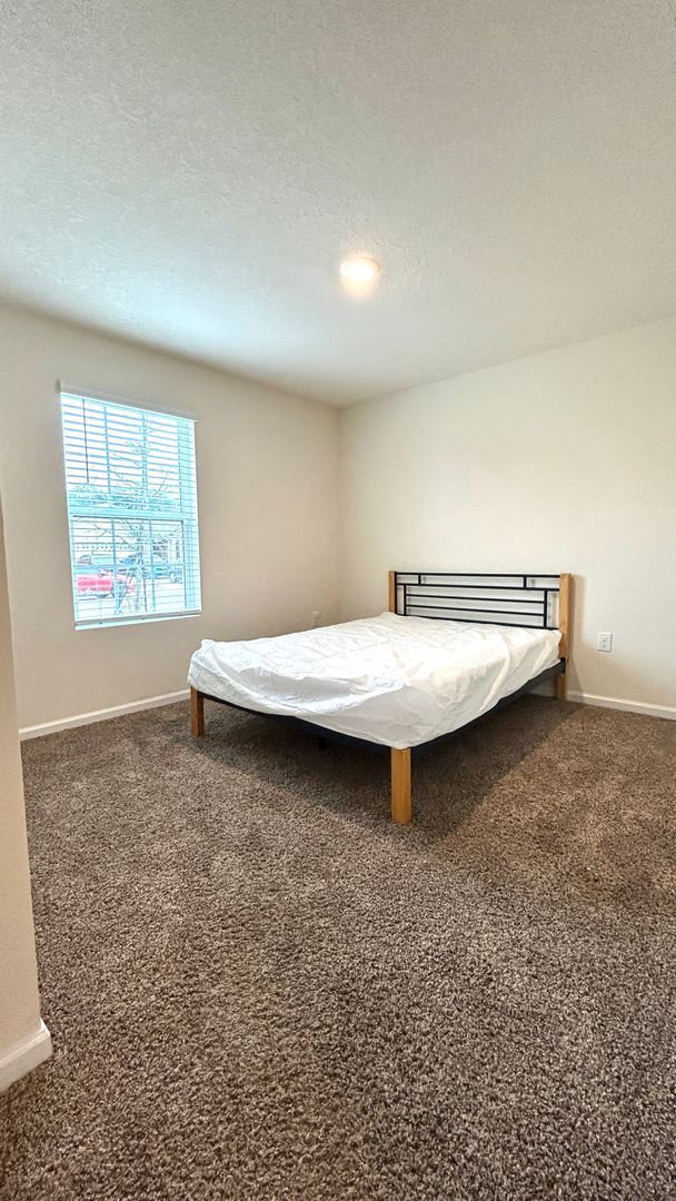 Building Photo - Fabulous 4 Bedroom 2 Bath in Pritchard Point