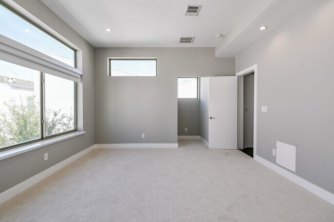 Building Photo - 3215 Garrow St