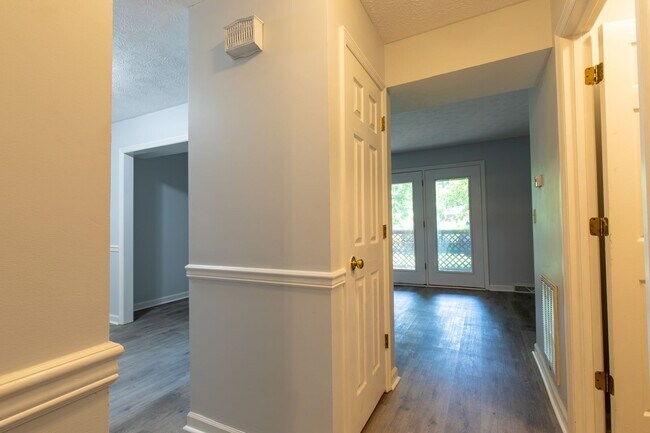 Building Photo - 3 story 2 bed 1.5 bath condo with large ga...