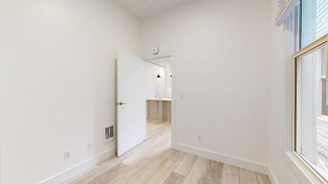 Building Photo - 767 6th Ave