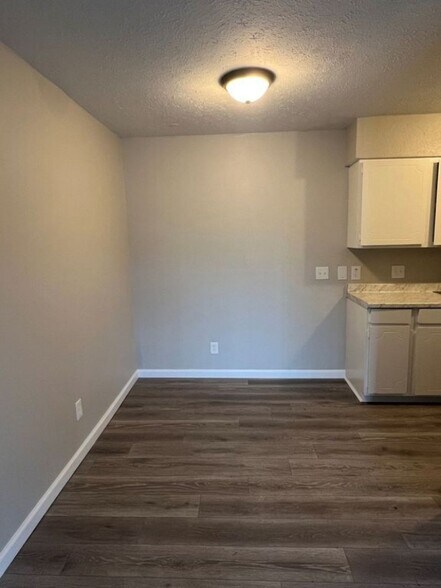 Building Photo - 1310 Old Manor Rd