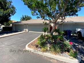 Building Photo - Rent Reduced! 3 bedroom Creekside townhouse, off Highway 68