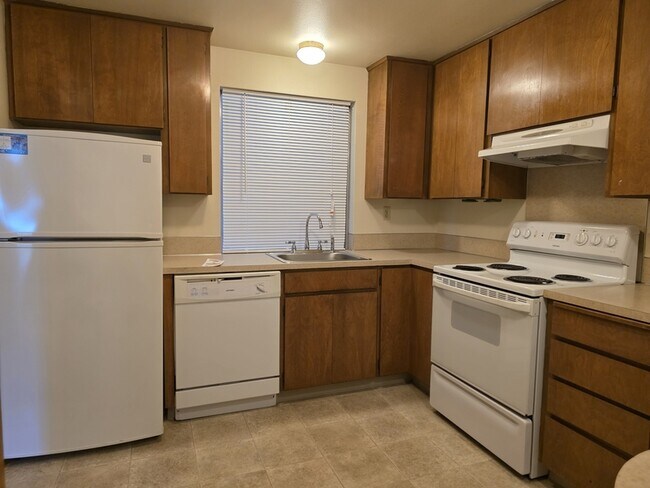 Building Photo - 2022 E 6th St