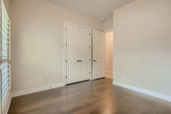 Building Photo - 400 Entrada Way