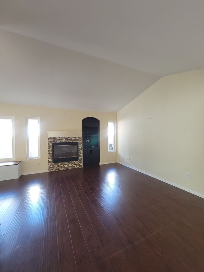 Building Photo - Beautiful 3 Bedroom, 2.5 Bathroom Home wit...