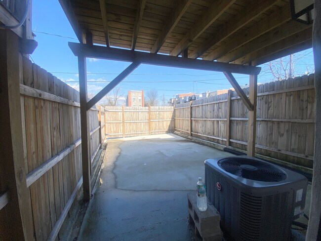 Building Photo - FOR RENT - 2BR/2.5BA Townhome