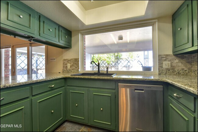 Building Photo - 3433 Clearview Ln