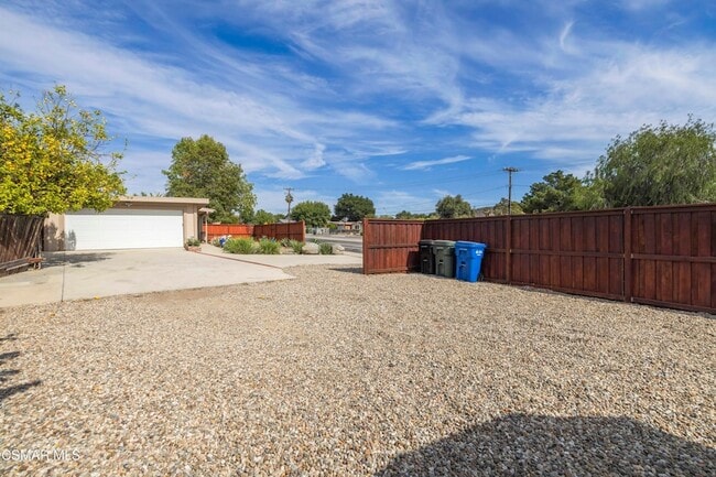 Building Photo - 865 E Hillcrest Dr
