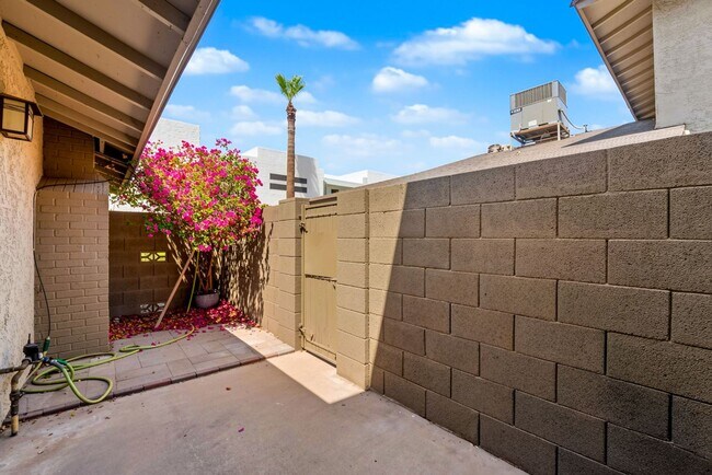 Building Photo - Well-Maintained 3-Bedroom Home Close to Shopping, Dining & Freeways!