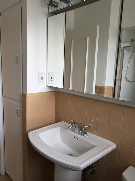 Bathroom - 25863 Woodward Ave