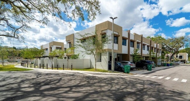 Building Photo - 4130 N Oak Pl