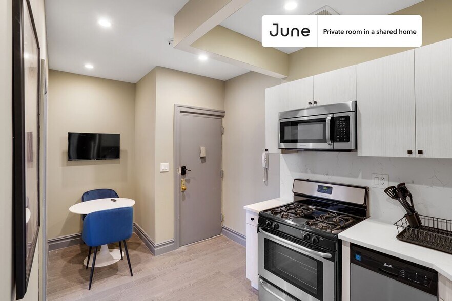 Building Photo - Private bedroom in 3 bed/1 bath Home