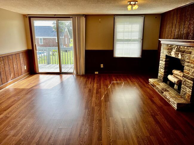 Building Photo - Charming 1-Bedroom Upstairs Unit in Dunn, NC!