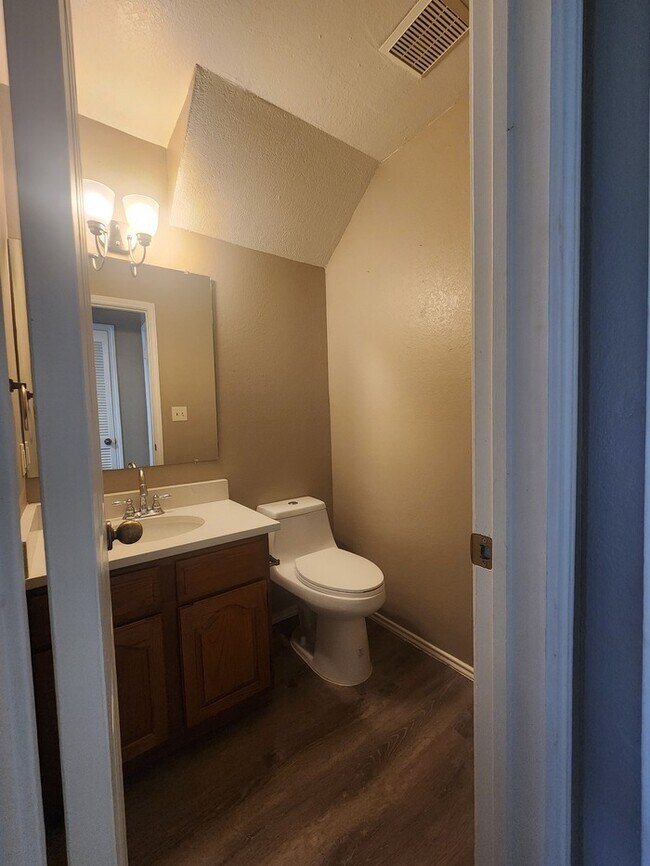 Building Photo - 1 bed 1.5 bath at Sagewood Condominiums, 2...