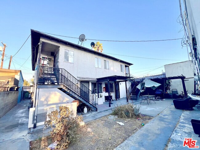 Building Photo - 7014 S Western Ave