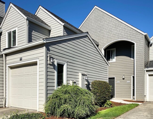 Building Photo - Charming Lake Oswego Unit in Oswego Bay Co...