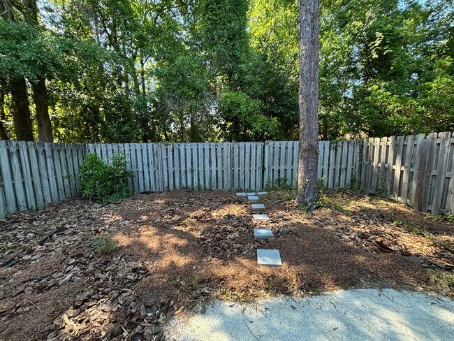 Building Photo - 3 Bed 2.5 Bath Town Home in Carleton Place ~ Students Welcome with Co-Signers!