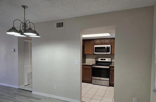 Building Photo - 216 Glenview Blvd