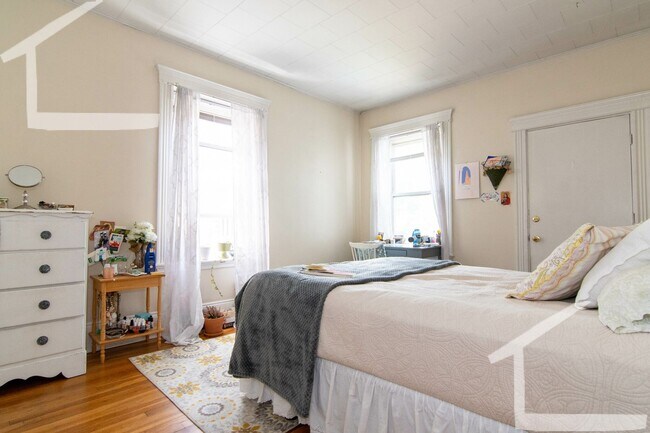 Building Photo - No Brokers Fee,3 Bedrooms unit on Coolidge Corner, Laundry on a Site, Heat, Hot Water Included