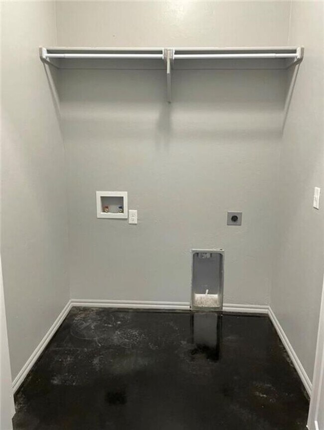 Building Photo - 3 bedroom Duplex in El Reno!